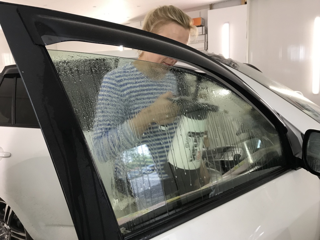 Бронирование боковых стёкол автомобиля Toyota Rav4 в Пушкино