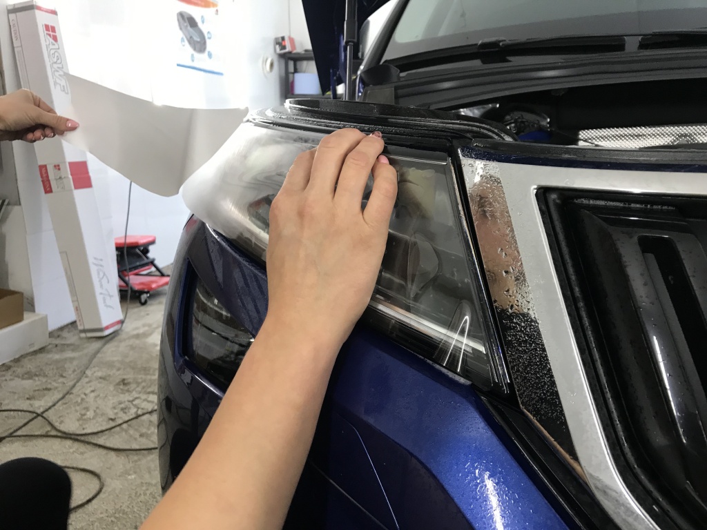 бронирование фар автомобиля полиуретоновой плёнкой в москве