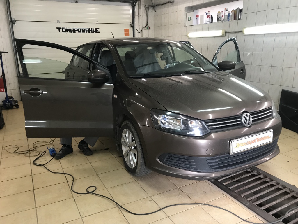 Установка динамиков JBL в двери автомобиля Volkswagen Polo