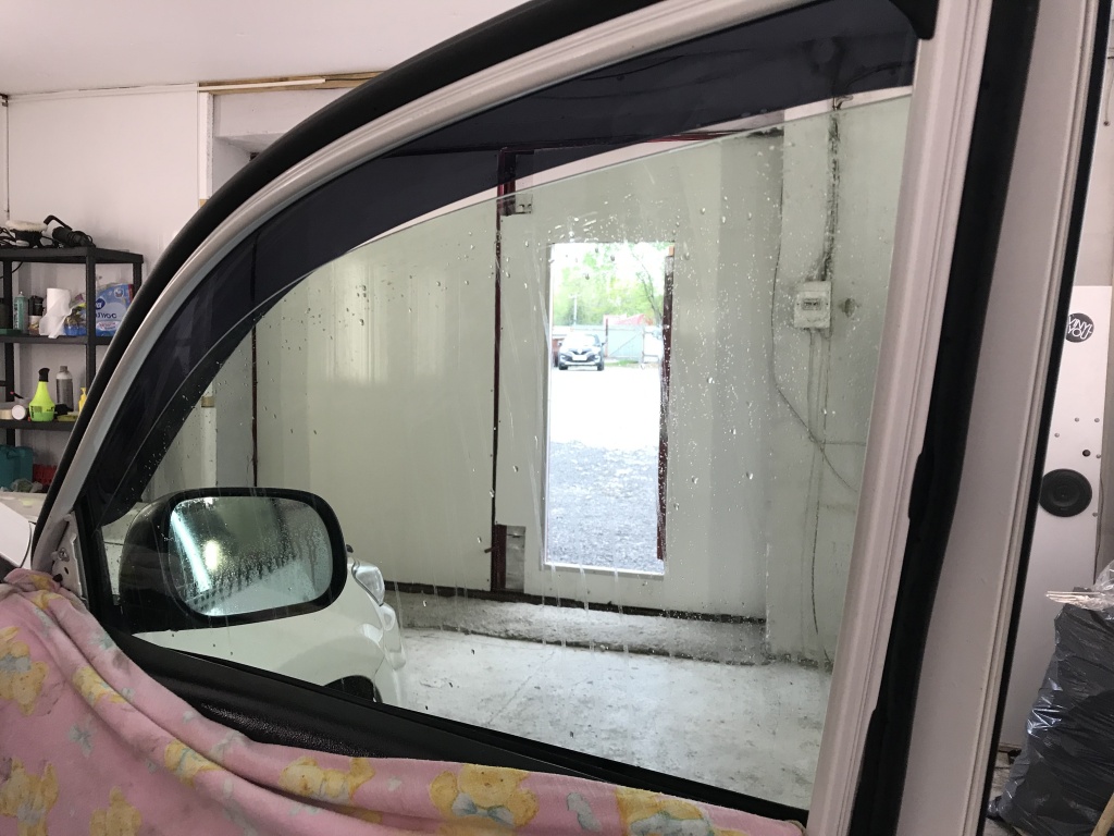 Бронирование боковых стёкол автомобиля Toyota Rav4 в Пушкино