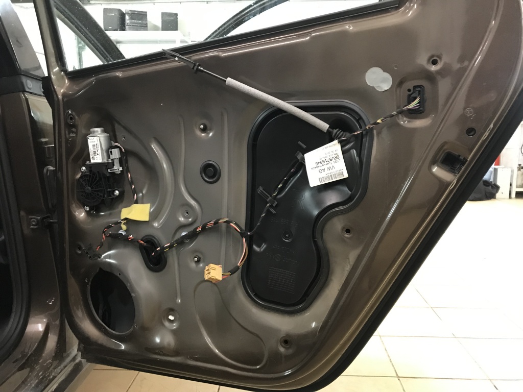 Установка динамиков JBL в двери автомобиля Volkswagen Polo