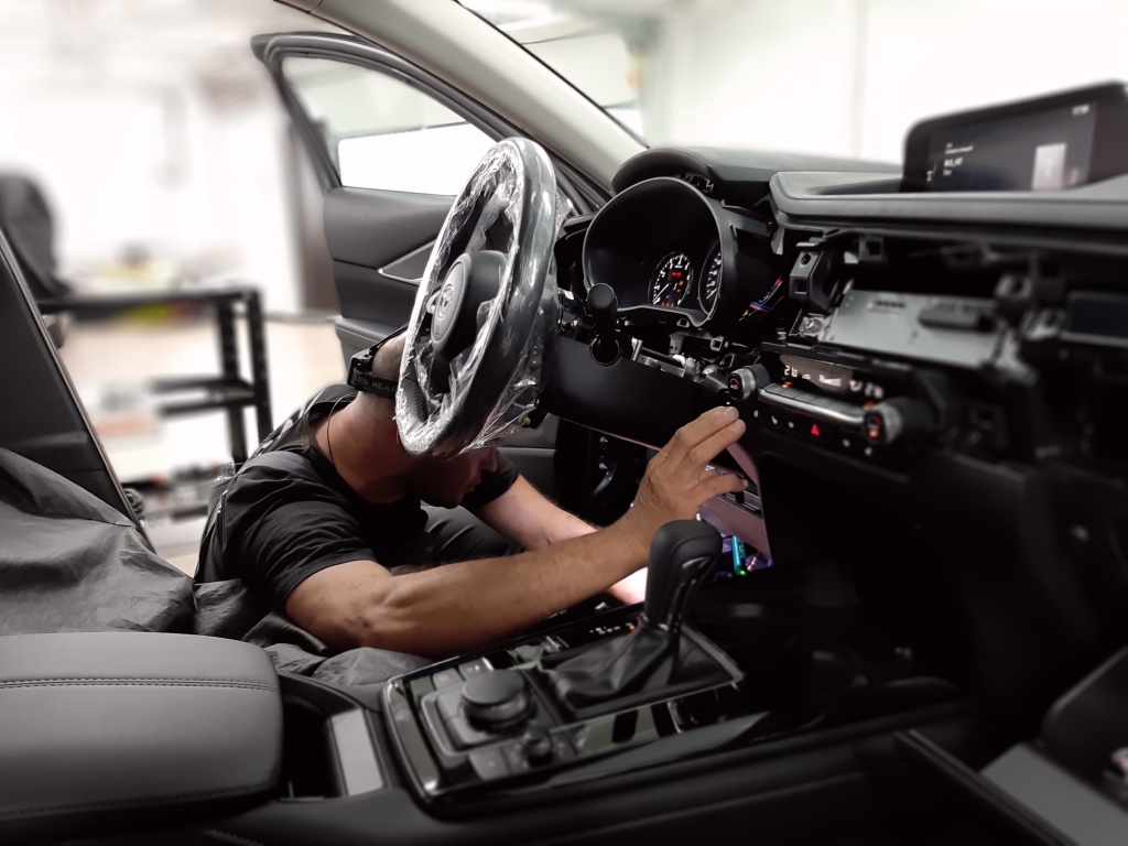 Процесс установки сигнализации Pandora на новенький автомобиль Mazda CX-30
